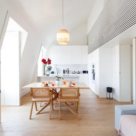 Luxury With Balcony In Downtown Apartment